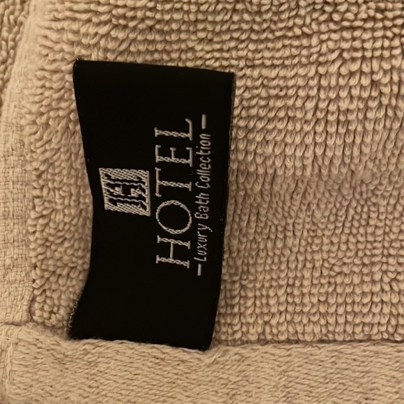 NEW Hotel collection luxury bath towel. Beige approximately 29x53 inches. - Picture 2 of 5